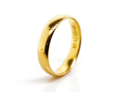 Late Victorian 22ct yellow gold ring of D end form. Marked London 22, 1898. Approx weight 4.6 grams, ring size P