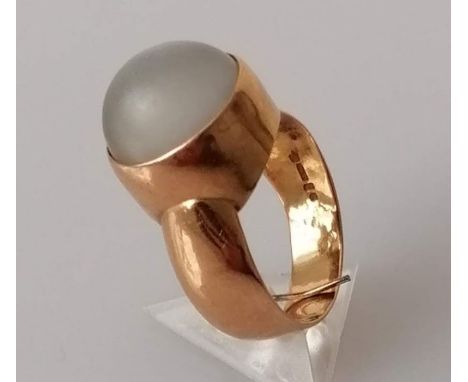 A moonstone cabochon ring on 18ct yellow gold, import marks, size M, 6.9g