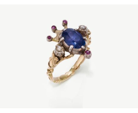 Ring mit Saphir, Diamanten und RubinenWohl Frankreich, um 1750-1770GG 750/- und Silber, getestet. 2 kleine Diamantrosen. 1 Sa