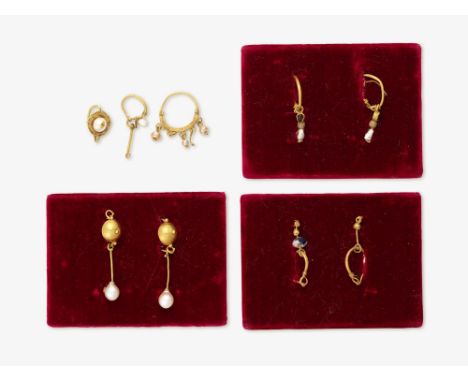 Drei Paar Ohrringe und drei einzelne OhrringeRömisch, 2.- 3. Jh. n. Chr.Gelbgold 900/-. 6 kleine Perlen bzw. 2 weiße Zuchtper