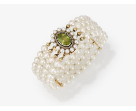 Vierreihiges Zuchtperlenarmband mit PeridotschließeDeutschland, um 1915Gelbgold 750/-, gestempelt und Platin, getestet. 1 Per