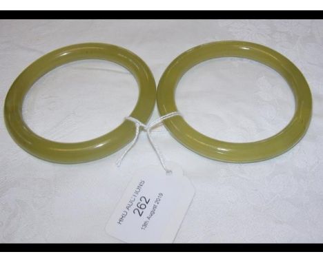 A pair of jade bangles 