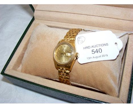 A lady's 18ct gold Rolex Oyster Datejust wrist watch with separate date aperture and elegant strap, having the hammered bezel