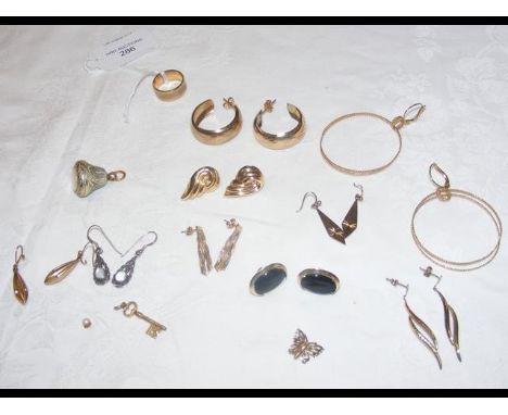Selection of 9ct gold jewellery CONDITION REPORTapprox total weight 34.4g