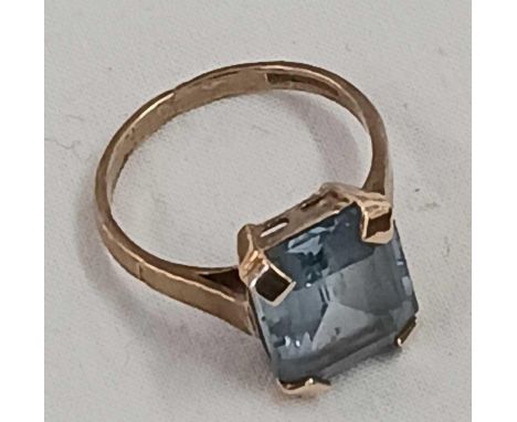 A BLUE STONE RING SET IN 9ct, SIZE 'N' 2.3g