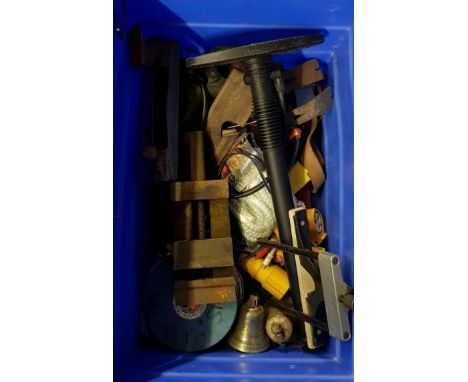 CRATE WITH MISC HAND TOOLS, ENGINEERS VICE, TYRE LEVERS, SMALL BRASS BELLS & AN ELECTRIC ENGRAVER