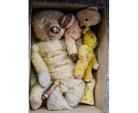 CARTON WITH 3 VINTAGE TEDDY BEARS & A CHICKEN HEAD FINGER PUPPET