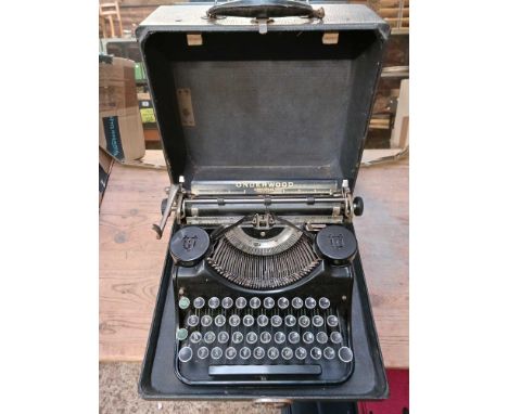VINTAGE PORTABLE UNDERWOOD UNIVERSAL TYPEWRITER