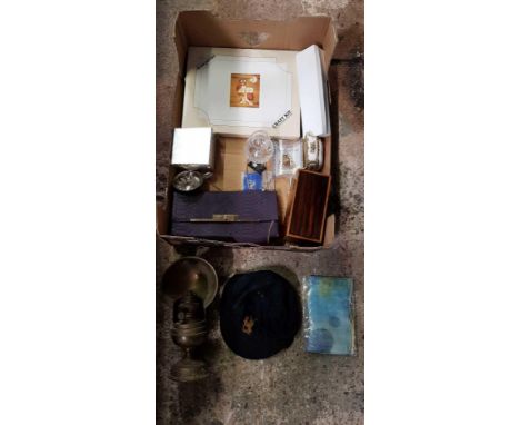 CARTON WITH SMALL BRASS OIL LAMP WITH SHADE MISSING, GLASS CHIMNEY, MARQUETRY SET, TRINKET BOXES, PURSES & BRIC-A-BRAC