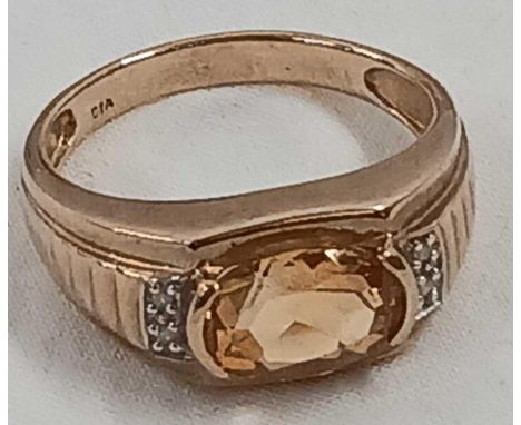 A TOPAZ RING WITH DIAMOND SHOULDERS IN 9ct, SIZE 'S', 3.5g, 