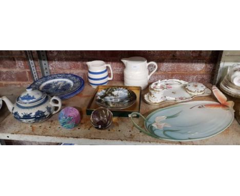 SHELF WITH BLUE & WHITE CHINA PLATES, JUGS, A TEA POT, DRESSING TABLE SET A/F, 2 GLASS PAPERWEIGHTS & A DRESSING TABLE DISH B