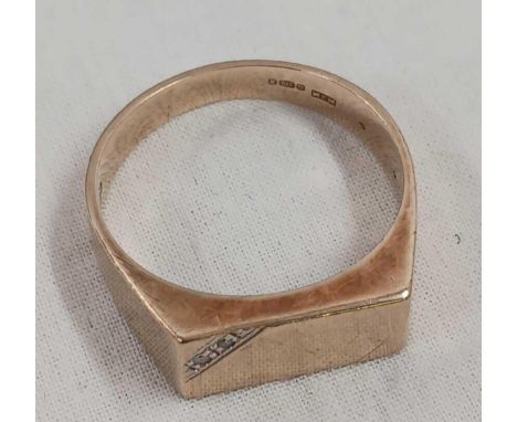 A SIGNET RING INSET WITH SMALL DIAMONDS N 9ct, SIZE 'T', 4g