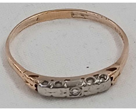A 1930'S STYLE RING SET WITH DIAMONDS IN 14ct, SIZE 'R'