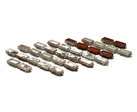 Thirty-Two Bachmann five plank wagons 