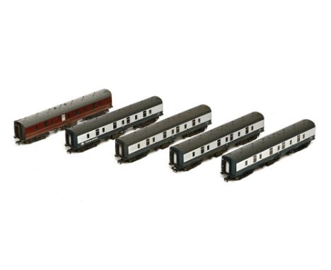 Six Bachmann 00 gauge coaches 