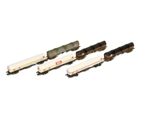 Six 100 tonne tanker wagons, two Bachmann limited edition black oil weathered Gulf, 38-114Z, standard 100 tonne golf wagon an