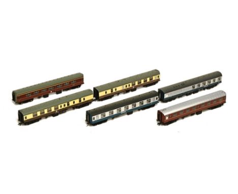 Six 00 gauge Bachmann coaches 