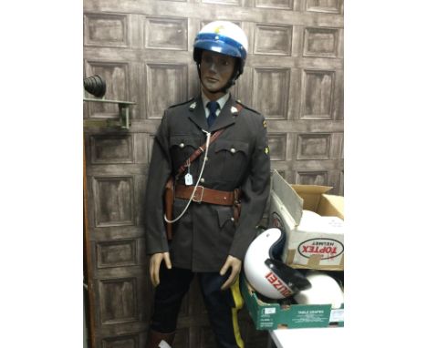 ROYAL CANADIAN MOUNTED POLICE UNIFORM, along with a mannequin Note: The following lots, 665-676, are formerly part of the Les