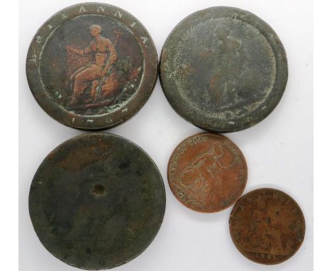 Three Victorian pennies and two Victorian farthings (5). P&amp;P Group 0 (£5+VAT for the first lot and £1+VAT for subsequent 