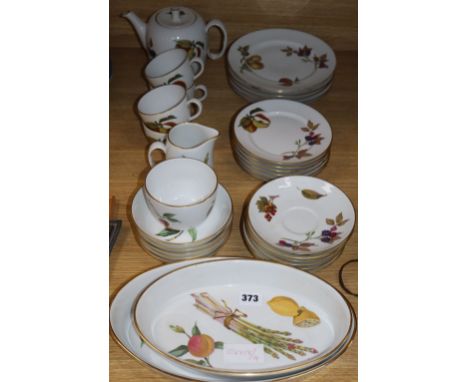 A Royal Worcester Evesham pattern part dinner and tea set