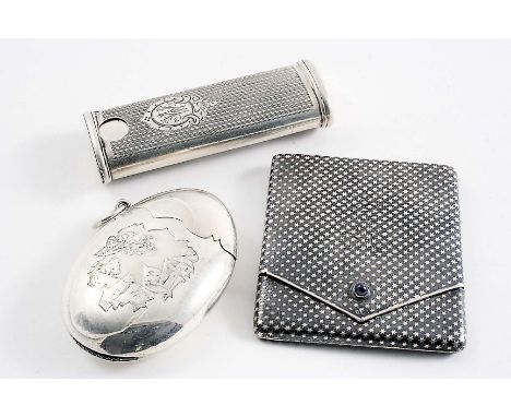 A LATE 19TH / EARLY 20TH CENTURY FRENCH SILVER VESTA CASE in the form of a cracked egg, etched with chicks in a farmyard, gil
