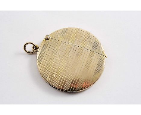 A 9 CT. GOLD CIRCULAR VESTA CASE with engine-turned, striped decoration, by Asprey & Co.Ltd., Chester 1915;  1.5"  (4.4 cms) 
