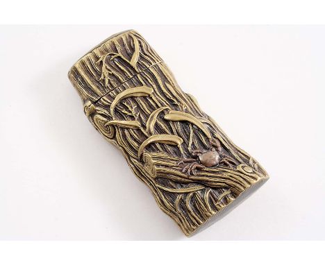 A LATE 19TH / EARLY 20TH CENTURY JAPANESE BI-METAL VESTA CASE the brass body resembling a leafy tree trunk with a copper crab