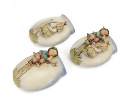 Set of three Hummel wall vases, marked to the reverso 360 A/B/C, H15cm
