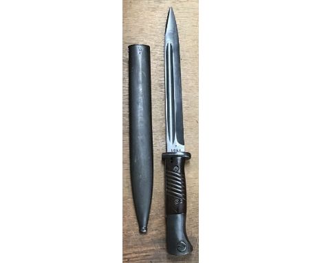 German M84/98 Bayonet, very good condition 9.5” blade, inspection stamps to hilt with Cof 43 scabbard.