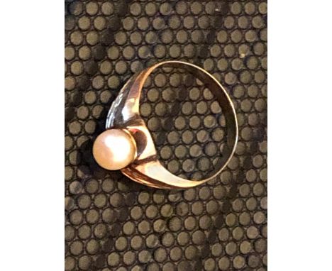 9ct Dress Ring with central " pearl " 1.3 grams