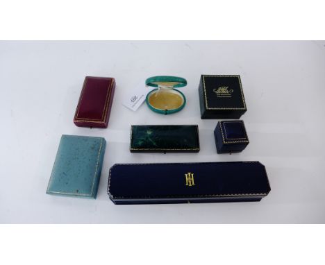 A quantity of vintage leather and other jewel boxes (empty) 