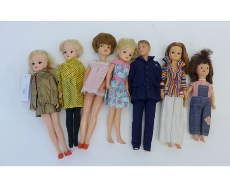 A collection of seven vintage Sindy and other dolls. (7)