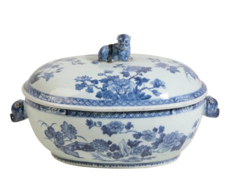 CHINESE EXPORT BLUE AND WHITE OVAL TUREEN AND COVER, KANGXI PERIOD with dogs head handles and finial, Height: 22cm