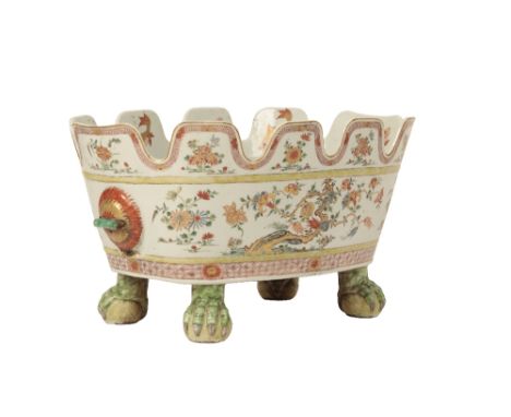 LARGE FAMILLE-VERTE MONTIETH, KANGXI PERIOD of oval form supported on four claw and ball feet, the crenellated rim above a pa