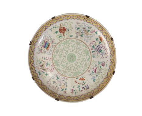 LARGE FAMILLE ROSE 'BAJIXIANG' DISH, GUANGXU SIX CHARACTER MARK IN RED AND OF THE PERIOD centrally decorated with a flower he