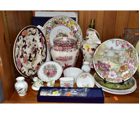 A GROUP OF MASONS, AYNSLEY AND OTHER GIFTWARE, including a Masons table lamp with shade, a Spode Italian (pink) biscuit barre