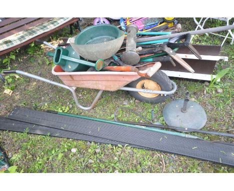 A QUANTITY OF VARIOUS GARDEN TOOLS include spades, shears, forks etc together with a metal and plastic wheel barrow, two piec