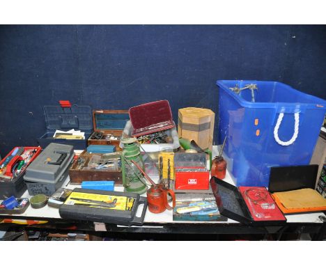 A COLLECTION OF CRAFTING AND HANDTOOLS including three vintage oil cans, an air brush, a pop riveter, a tilly lamp, modelling