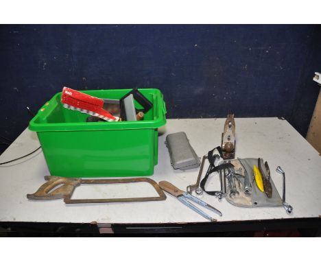 A TRAY CONTAINING AUTOMOTIVE TOOLS including a Record No4 plane, ring spanners, a hacksaw, tin snips etc