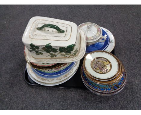 A tray containing a large quantity of assorted wall plates to include Royal Copenhagen, Wedgwood, Spode, etc, together with a