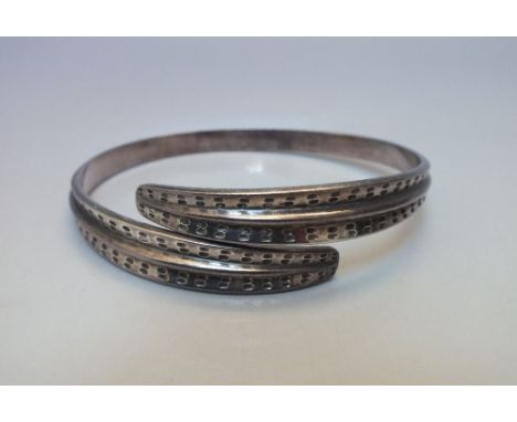 DAVID ANDERSON -  A NORWEGIAN 925S STERLING BANGLE, of circular cross-over form decorated with stylised leaf design, marked '