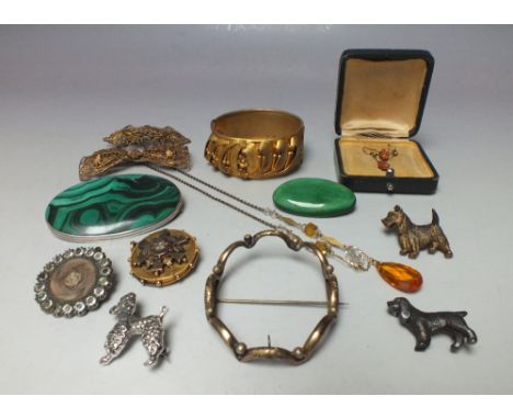 A COLLECTION OF VINTAGE COSTUME JEWELLERY, some items in need of restoration / repairs, to include a selection of vintage bro