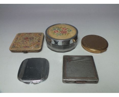 A COLLECTION OF VINTAGE LADIES POWDER COMPACTS ETC., to include a possible silver and gilt metal example with engine turned d