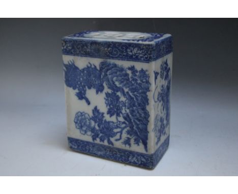 AN ORIENTAL CERAMIC PILLOW DECORATED WITH DOGS OF FO, of typical form in mainly blue and white, H 15.5 cm