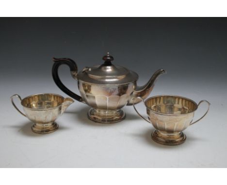 A HALLMARKED SILVER THREE PIECE TEA SERVICE BY HENRY CLIFFORD DAVIS - BIRMINGHAM 1931, approx combined weight 945g, W 27 cm