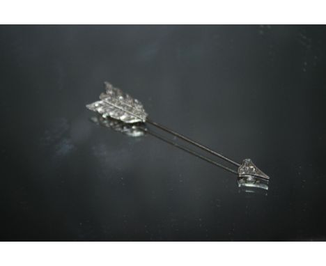 A DIAMOND SET STICK PIN IN THE FORM OF AN ARROW, set in white metal, L 5.25 cm