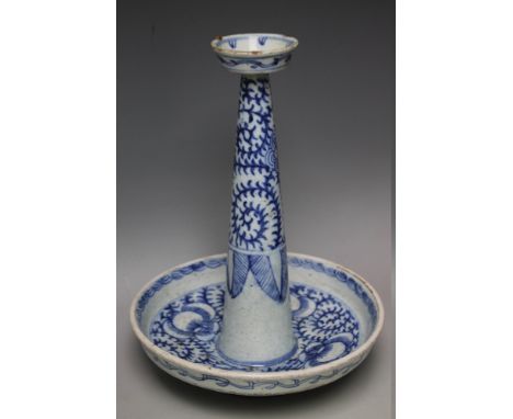 AN UNUSUAL BLUE AND WHITE CANDLESTICK, H 30 cm