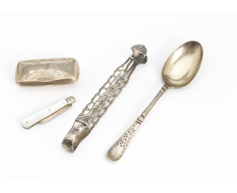 A silver snuff box, together with a pair of Georgian pierced silver tongs, a mop and silver pocket fruit knife and a Victoria