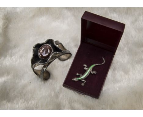 A retro cuff bangle designed by Erik Dennung for Buch & Deigmann, together with a silver lizard brooch with green enamel (2) 