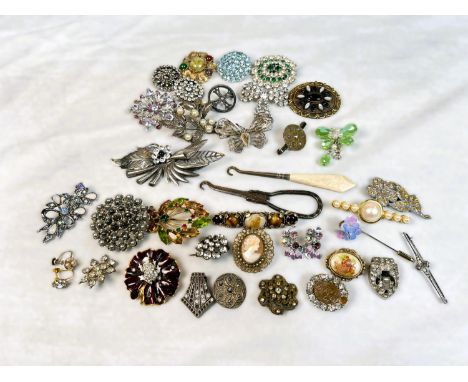 A collection of vintage brooches, various styles etc.